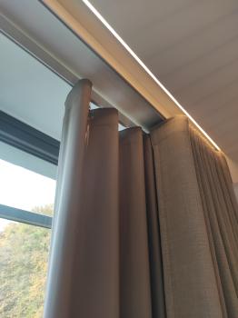 Moderne Vorhangschiene mit integrierter LED-Beleuchtung – perfekte Lösung für indirektes Licht über Gardinen, schafft warme Atmosphäre und elegante Fensterakzente.