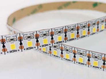 praktische Free Cut LED-Streifen in vorgefertigte, trennbare Abschnitte unterteilt, für dekorative Beleuchtung, selbstklebend