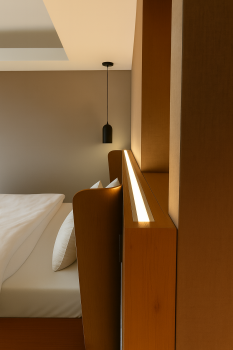 LED Einbauprofil im Kopfteil – indirekte Möbelbeleuchtung mit LED-Streifen, flache Aluminiumleiste für warmes, modernes Linienlicht