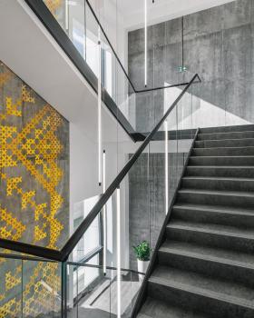 Treppenhausleuchte mit Röhrenprofil