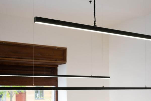 schwarze LED Pendelleuchte zum Abhängen