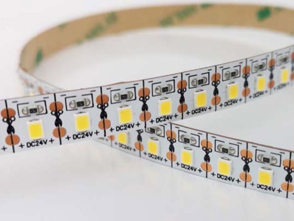 praktische Free Cut LED-Streifen in vorgefertigte, trennbare Abschnitte unterteilt, für dekorative Beleuchtung, selbstklebend